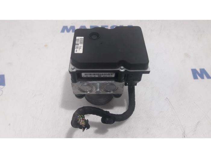 ABS Pomp van een Peugeot 508 SW (8E/8U) 2.0 RXH HYbrid4 16V 2013