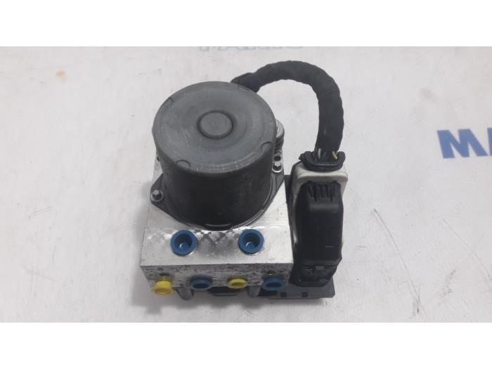 ABS Pomp van een Peugeot 508 SW (8E/8U) 2.0 RXH HYbrid4 16V 2013