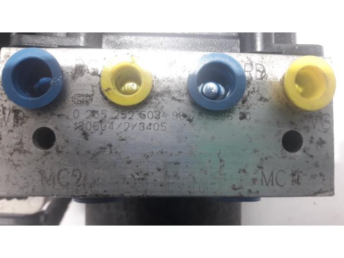 ABS Pomp van een Peugeot 508 SW (8E/8U) 2.0 RXH HYbrid4 16V 2013