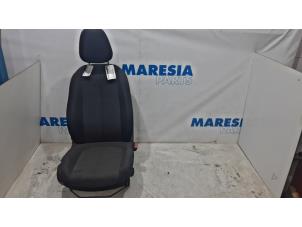 Gebruikte Stoel rechts Peugeot 308 (L3/L8/LB/LH/LP) 1.6 BlueHDi 100 Prijs € 131,25 Margeregeling aangeboden door Maresia Parts