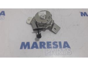 Używane Zawias tylnej klapy Peugeot 3008 I (0U/HU) 1.6 HDiF 16V Cena € 25,00 Procedura marży oferowane przez Maresia Parts