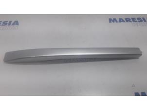 Gebruikte Dakrail links Citroen C5 III Tourer (RW) 2.0 HDiF 16V Prijs € 25,00 Margeregeling aangeboden door Maresia Parts