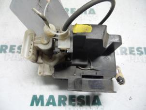 Begagnade Dörrlåsmekanism, 4-dörrars, vänster fram Fiat Palio Weekend (178D) 1.2 MPI Fire Pris € 25,00 Marginaltabell erbjuds av Maresia Parts