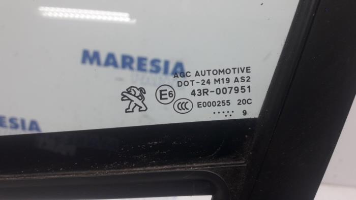 Sidofönster, vänster fram från en Peugeot 2008 (CU) 1.5 BlueHDi 100 2019
