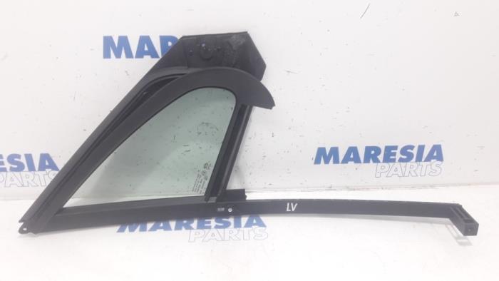 Sidofönster, vänster fram från en Peugeot 2008 (CU) 1.5 BlueHDi 100 2019