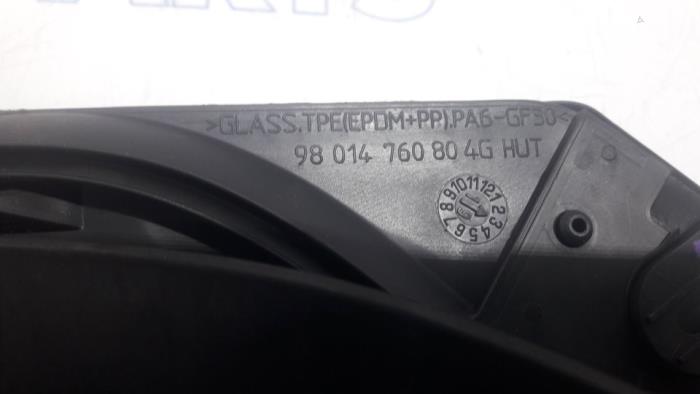 Sidofönster, vänster fram från en Peugeot 2008 (CU) 1.5 BlueHDi 100 2019