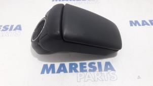 Gebruikte Armleuning Lancia Delta (844) 1.6 D Multijet 16V 120 Prijs € 105,00 Margeregeling aangeboden door Maresia Parts