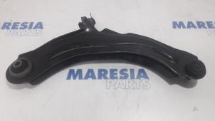 Gebruikte Draagarm onder links-voor Renault Clio IV (5R) 1.5 Energy dCi 90 FAP Prijs € 20,00 Margeregeling aangeboden door Maresia Parts