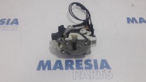 Begagnade Dörrlåsmekanism, 4-dörrars, höger fram Citroen C-Crosser 2.2 HDiF 16V Pris € 50,00 Marginaltabell erbjuds av Maresia Parts