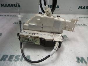 Gebruikte Deurslot Mechaniek 4Deurs rechts-voor Peugeot 407 (6D) 2.0 HDiF 16V Prijs € 25,00 Margeregeling aangeboden door Maresia Parts