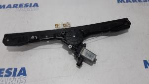 Używane Mechanizm szyby lewej przedniej wersja 4-drzwiowa Fiat Panda/Pandina (312) 0.9 TwinAir 60 Cena € 39,00 Procedura marży oferowane przez Maresia Parts