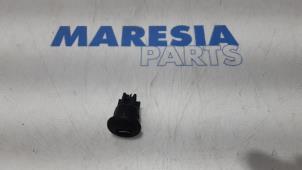 Begagnade AUX/USB-anslutning Peugeot 208 I (CA/CC/CK/CL) 1.2 Vti 12V PureTech Pris € 10,00 Marginaltabell erbjuds av Maresia Parts