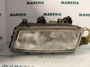 Gebruikte Koplamp links Lancia Delta (836) 2.0 i.e. 16V Prijs € 40,00 Margeregeling aangeboden door Maresia Parts