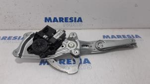 Begagnade Fönstermekanism för bakre dörr, 4-dörrars, vänster Renault Scénic III (JZ) 1.2 16V TCe 130 Pris € 60,00 Marginaltabell erbjuds av Maresia Parts