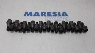 Używane Zestaw srub mocujacych kola Renault Talisman (RFDL) 1.6 Energy TCe 150 EDC Cena € 35,00 Procedura marży oferowane przez Maresia Parts