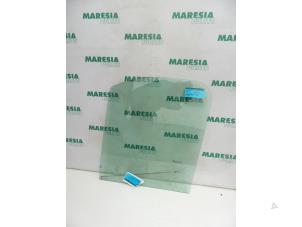 Begagnade Dörrfönster, 2-dörrars, vänster Renault Trafic New (FL) 1.9 dCi 100 16V Pris € 42,35 Inklusive moms erbjuds av Maresia Parts