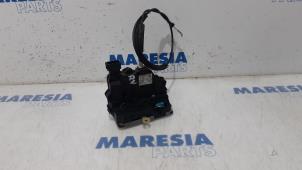 Begagnade Dörrlåsmekanism, 2-dörrars, höger Fiat Grande Punto (199) 1.4 Pris € 30,00 Marginaltabell erbjuds av Maresia Parts