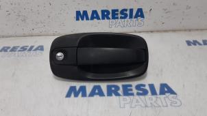 Begagnade Dörrhandtag, 2-dörrars, vänster Renault Trafic New (FL) 2.0 dCi 16V 90 Pris € 30,25 Inklusive moms erbjuds av Maresia Parts