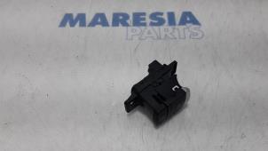 Begagnade Brytare, parkeringsbroms Renault Clio V (RJAB) 1.0 TCe 100 12V Pris € 45,00 Marginaltabell erbjuds av Maresia Parts