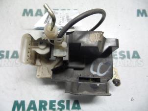 Begagnade Dörrlåsmekanism, 4-dörrars, vänster fram Fiat Palio Weekend (178D) 1.6 16V Pris € 25,00 Marginaltabell erbjuds av Maresia Parts