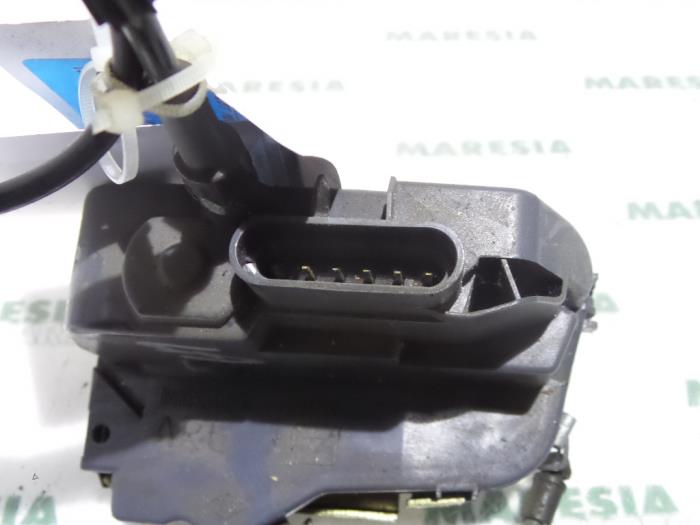 Dörrlåsmekanism, 4-dörrars, vänster bak från en Renault Laguna II (BG) 2.0 16V IDE 2002