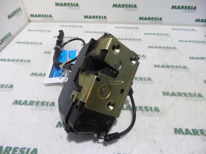 Dörrlåsmekanism, 4-dörrars, vänster bak från en Renault Laguna II (BG) 2.0 16V IDE 2002