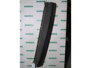 Używane Element zderzaka srodkowy tyl Fiat Doblo (223A/119) 1.9 JTD Cena € 35,00 Procedura marży oferowane przez Maresia Parts