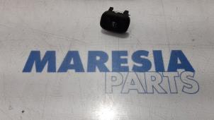 Begagnade Flerfunktionsbrytare, fönster Fiat Panda/Pandina (312) 0.9 TwinAir Turbo 85 Pris € 15,00 Marginaltabell erbjuds av Maresia Parts