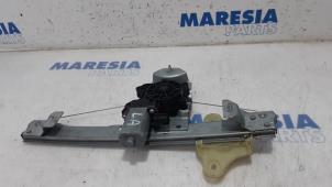 Begagnade Fönstermekanism för bakre dörr, 4-dörrars, vänster Renault Clio IV Estate/Grandtour (7R) 1.2 TCE 16V GT EDC Pris € 30,00 Marginaltabell erbjuds av Maresia Parts