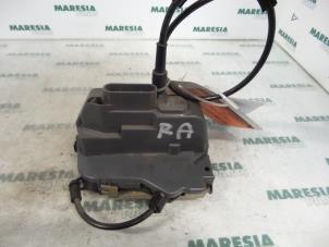 Begagnade Dörrmekanism, 4-dörrars, höger bak Renault Laguna II (BG) 2.0 16V Pris € 30,00 Marginaltabell erbjuds av Maresia Parts