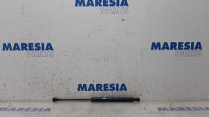 Gebruikte Motorkapdemper links Renault Espace (JK) 2.0 dCi 16V 175 FAP Prijs € 15,00 Margeregeling aangeboden door Maresia Parts