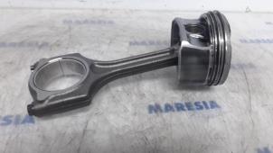 Używane Tlok Peugeot RCZ (4J) 1.6 16V THP Cena € 80,00 Procedura marży oferowane przez Maresia Parts