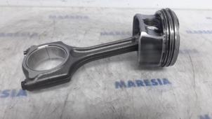 Używane Tlok Peugeot RCZ (4J) 1.6 16V THP Cena € 80,00 Procedura marży oferowane przez Maresia Parts