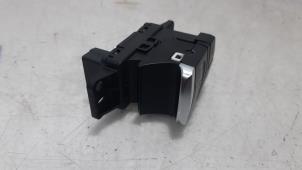 Gebruikte Handrem schakelaar Renault Megane IV (RFBB) 1.2 Energy TCE 100 Prijs € 35,00 Margeregeling aangeboden door Maresia Parts