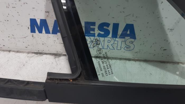 Sidofönster, vänster fram från en Peugeot 208 I (CA/CC/CK/CL) 1.6 Vti 16V 2013