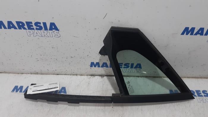 Sidofönster, vänster fram från en Peugeot 208 I (CA/CC/CK/CL) 1.6 Vti 16V 2013