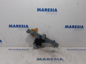 Używane Mechanizm szyby lewej tylnej wersja 4-drzwiowa Renault Clio IV (5R) 1.2 TCE 16V GT EDC Cena € 30,00 Procedura marży oferowane przez Maresia Parts