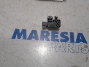 Begagnade Airbagsensor Renault Clio IV (5R) 1.2 TCE 16V GT EDC Pris € 20,00 Marginaltabell erbjuds av Maresia Parts