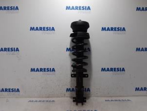 Gebruikte Mac Phersonpoot links-voor Renault Trafic New (FL) 2.5 dCi 16V 145 Prijs € 60,50 Inclusief btw aangeboden door Maresia Parts