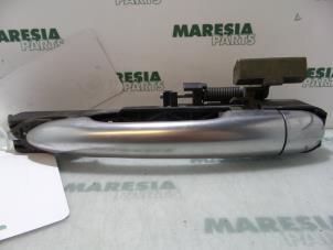 Begagnade Dörrhandtag, 4-dörrars, vänster bak Renault Laguna II (BG) 2.0 16V IDE Pris € 25,00 Marginaltabell erbjuds av Maresia Parts