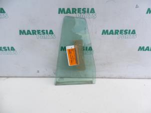 Begagnade Sidofönster, vänster bak Renault Laguna II Grandtour (KG) 1.6 16V Pris € 25,00 Marginaltabell erbjuds av Maresia Parts