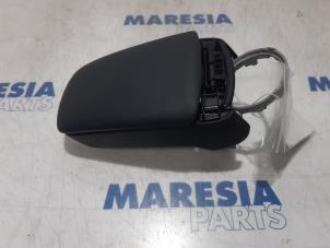 Gebruikte Armleuning Lancia Delta (844) 1.4 MultiAir 16V Prijs € 105,00 Margeregeling aangeboden door Maresia Parts