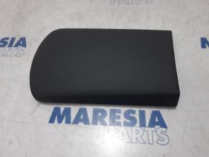 Gebruikte Armleuning Peugeot 3008 I (0U/HU) 1.6 VTI 16V Prijs € 50,00 Margeregeling aangeboden door Maresia Parts