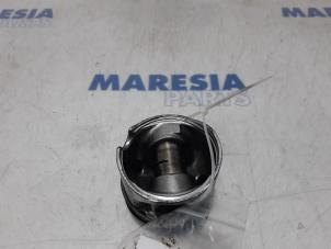 Begagnade Kolv Renault Trafic New (FL) 2.5 dCi 16V 145 Pris € 60,50 Inklusive moms erbjuds av Maresia Parts