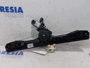 Używane Mechanizm szyby lewej przedniej wersja 4-drzwiowa Fiat Panda/Pandina (312) 0.9 TwinAir 65 Cena € 50,00 Procedura marży oferowane przez Maresia Parts