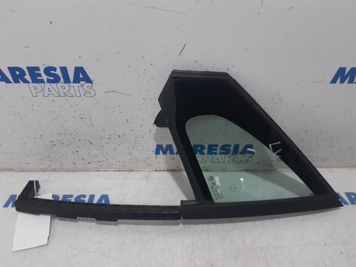 Sidofönster, vänster fram från en Peugeot 208 I (CA/CC/CK/CL) 1.0 Vti 12V PureTech 2015