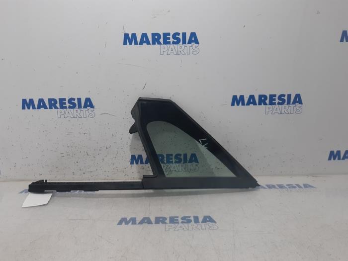 Sidofönster, vänster fram från en Peugeot 208 I (CA/CC/CK/CL) 1.0 Vti 12V PureTech 2015