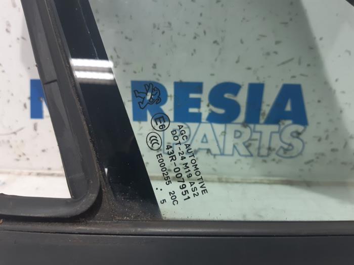 Sidofönster, vänster fram från en Peugeot 208 I (CA/CC/CK/CL) 1.0 Vti 12V PureTech 2015