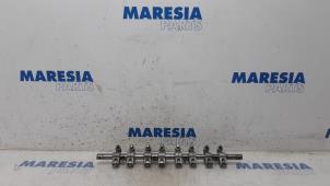 Begagnade Vipparmsaxel Renault Trafic New (FL) 2.5 dCi 16V 145 Pris € 90,75 Inklusive moms erbjuds av Maresia Parts