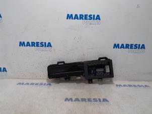 Begagnade Instrumentpanel Renault Scénic III (JZ) 2.0 16V CVT Pris € 105,00 Marginaltabell erbjuds av Maresia Parts